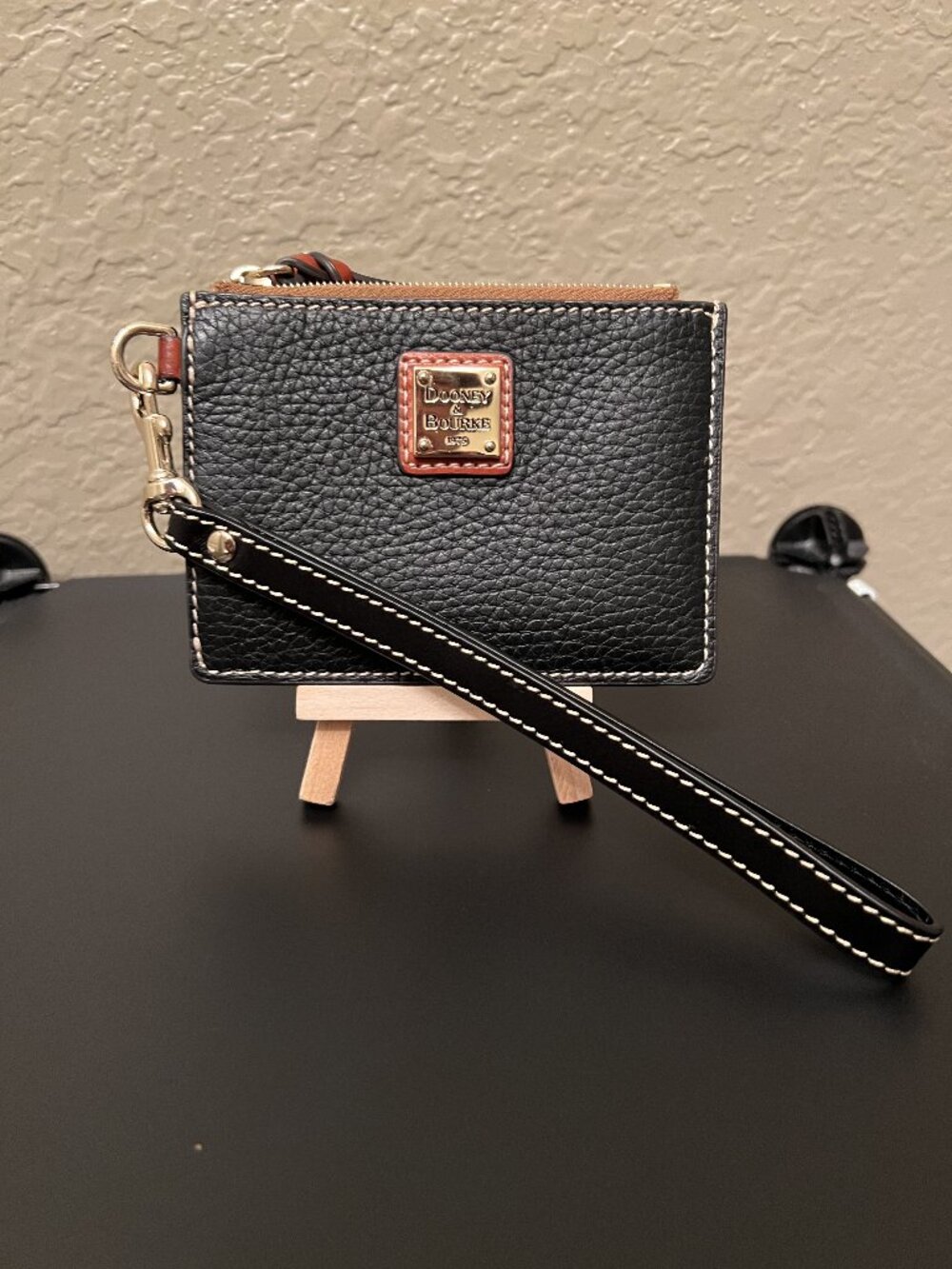 NWOT Authentic Dooney & Bourke Pebble Grain Zip Top Card Case (blk)